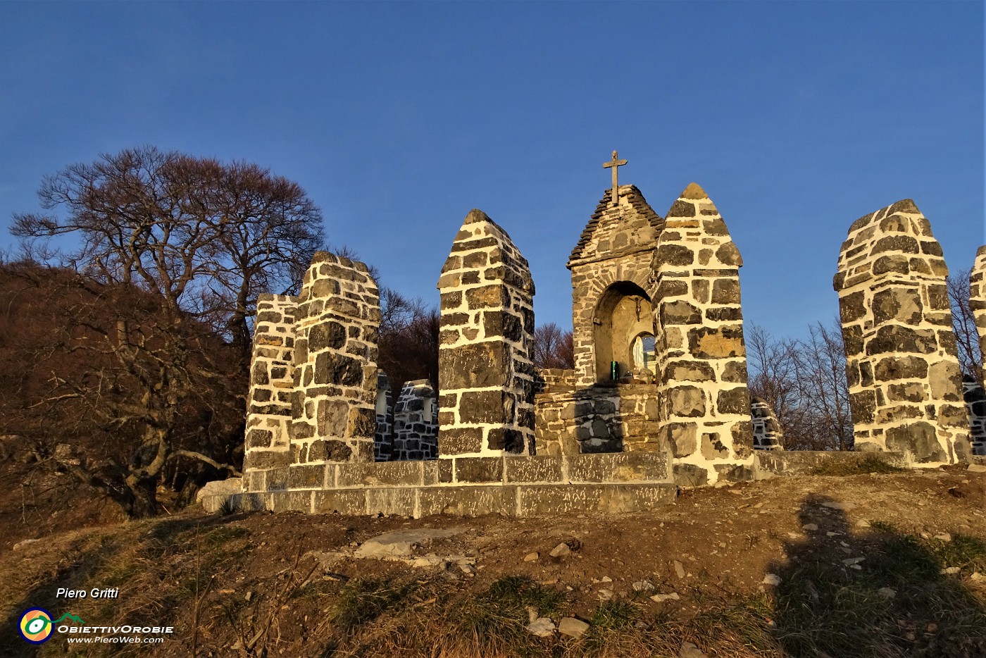 89 Il tempietto con l'edicola della Madonna e i 'dolmen'.JPG